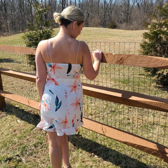 BRAND NEW WHITE DRESS WITH FLORAL DESIGN AND TIE - Picture 7 of 11